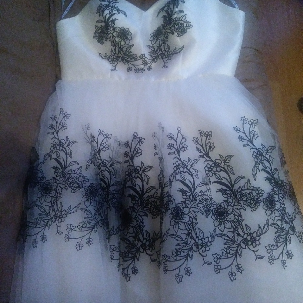 Chi Chi London - Size 20
